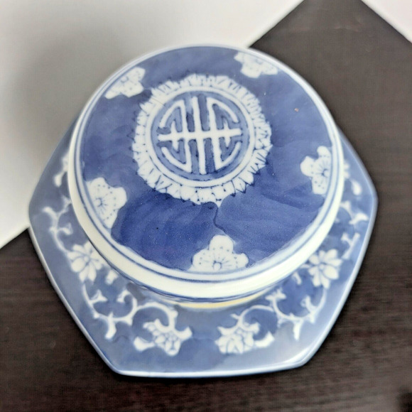 Porcelain Lidded Ginger Jar Vintage Style Blue and White Floral Motif 9" w/Lid - Picture 2 of 15